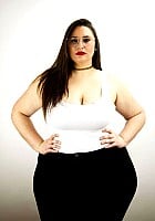 Sarai Has Curves